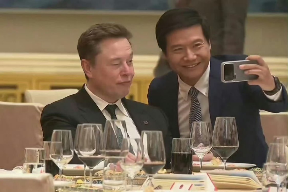 大家都去关注雷军和马斯克的合影了请也看看特朗普，他老人家这次发言稿出展现大量的复