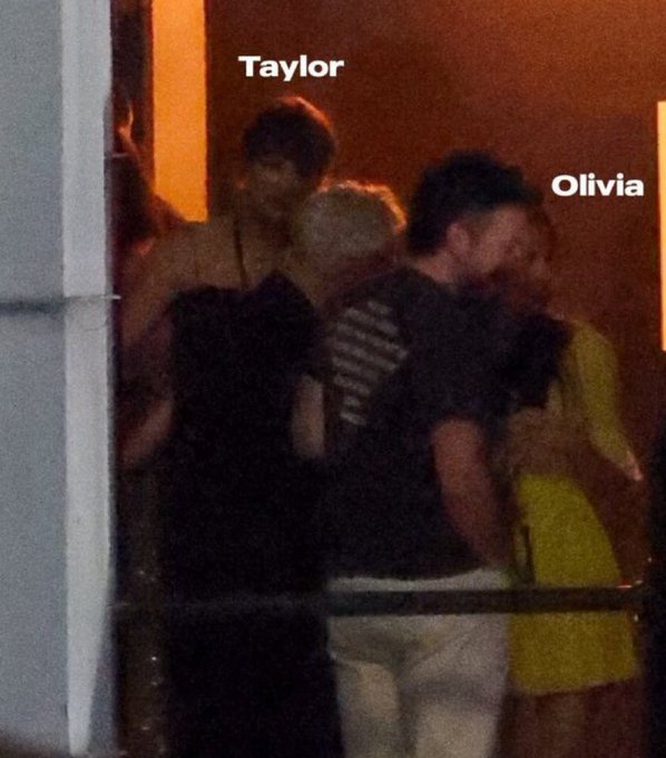 霉霉娅娅一起啊看演唱会 昨晚，霉霉Taylor Swift和娅娅Olivia R