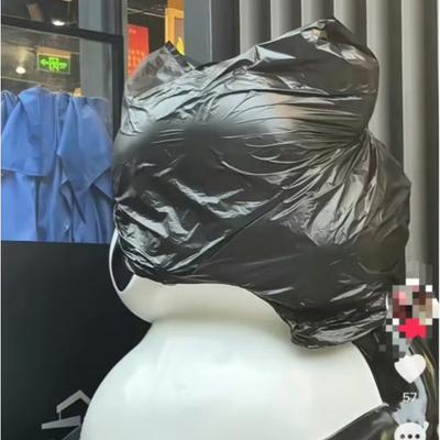 5月18日报道四川成都，一桩让无数小商户脊背发凉的荒唐事发生了。女店主本想咬牙花