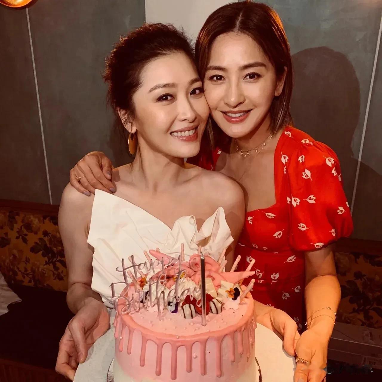 天啊！49岁还这么年轻漂亮！不愧是超模。
周纹锜(KathyChow)，原名周文