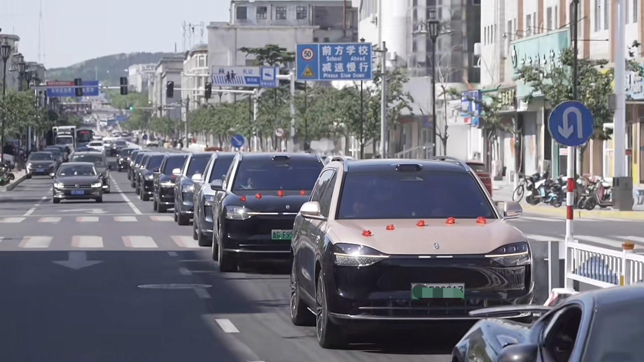 山东潍坊一对新人用20台问界M9做婚车，尾灯全是囍字，车机壁纸全部换婚纱照，太帅