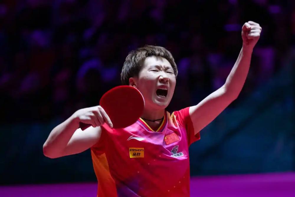 日本头号教练石田大辅死死盯住比赛录像直冒冷汗。他根本不管别人，眼底只剩下让他满心