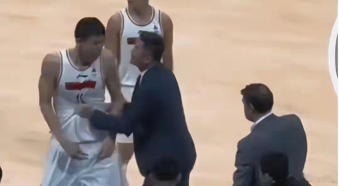 知名解说记者邵化谦节目表示：杜峰在广东男篮时间很长，像臭鱼一样。很多年轻球员不喜