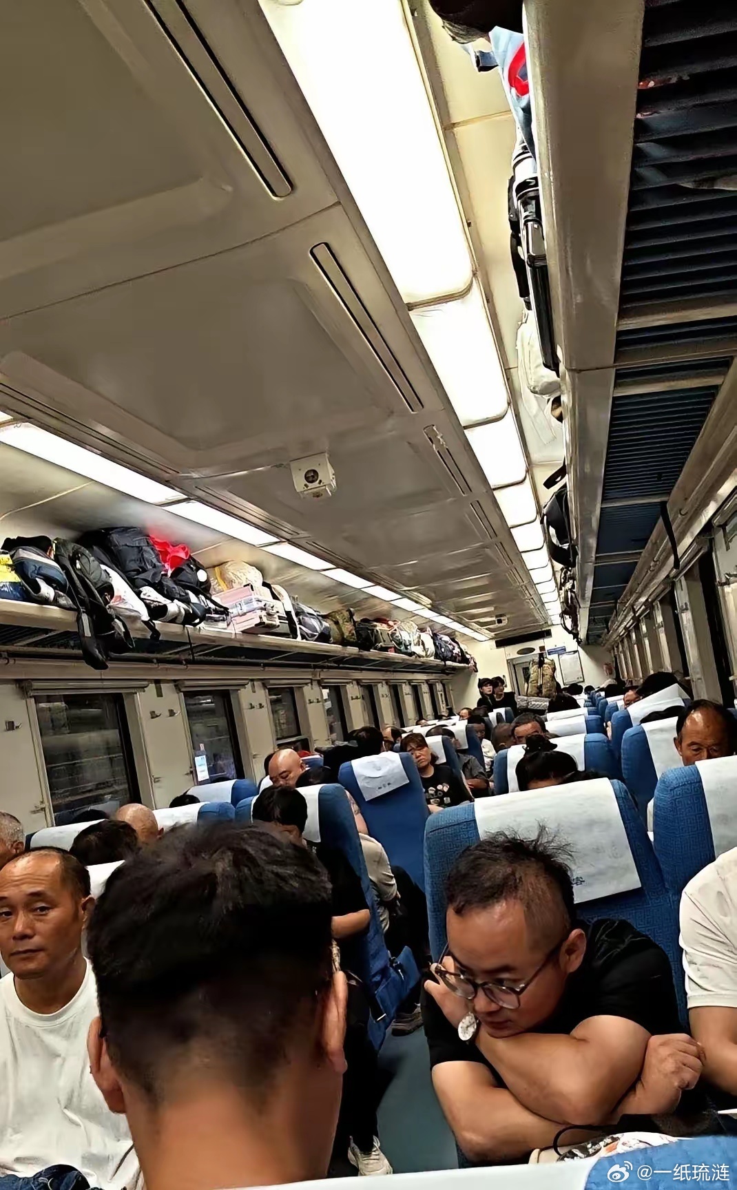乘务员这招，是真的绝。大叔嫌空调冷，扯着嗓子要关。乘务员没吵没争，弯腰凑到他耳边