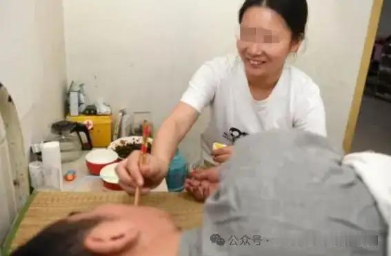 安徽一男子干活摔成瘫痪，妻子偷偷跑了，正当男子绝望时，谁料，6岁的她却站出来说：