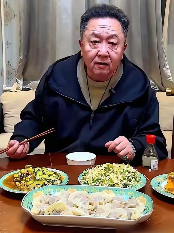 我劝你，别再心疼于谦了。
57岁的于谦，小年夜，一个人。
一个小电锅，十几个速冻