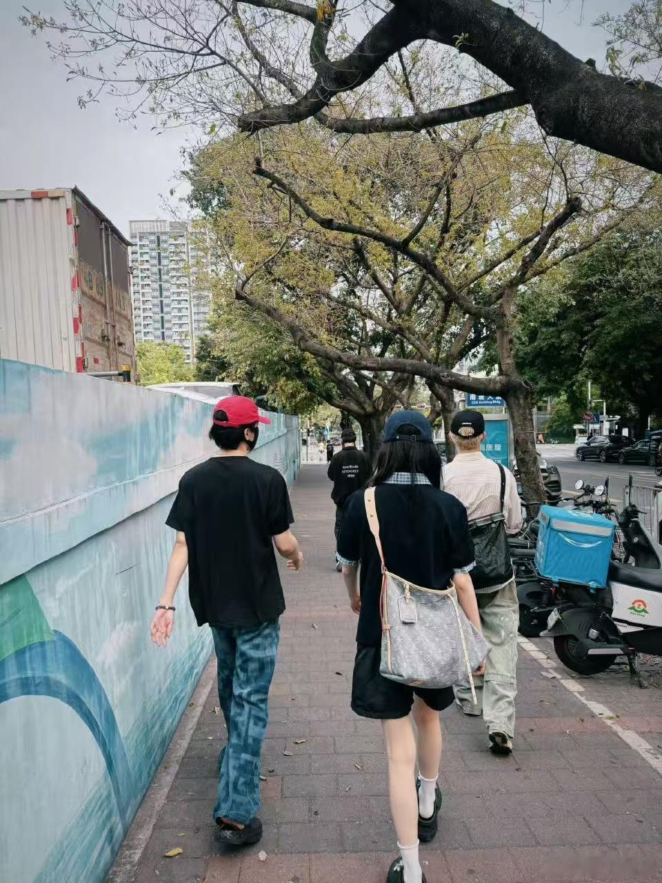 白鹿五一出游plog白鹿晒临江仙剧组出游照白鹿晒临江仙剧组出游照，好看，[心][