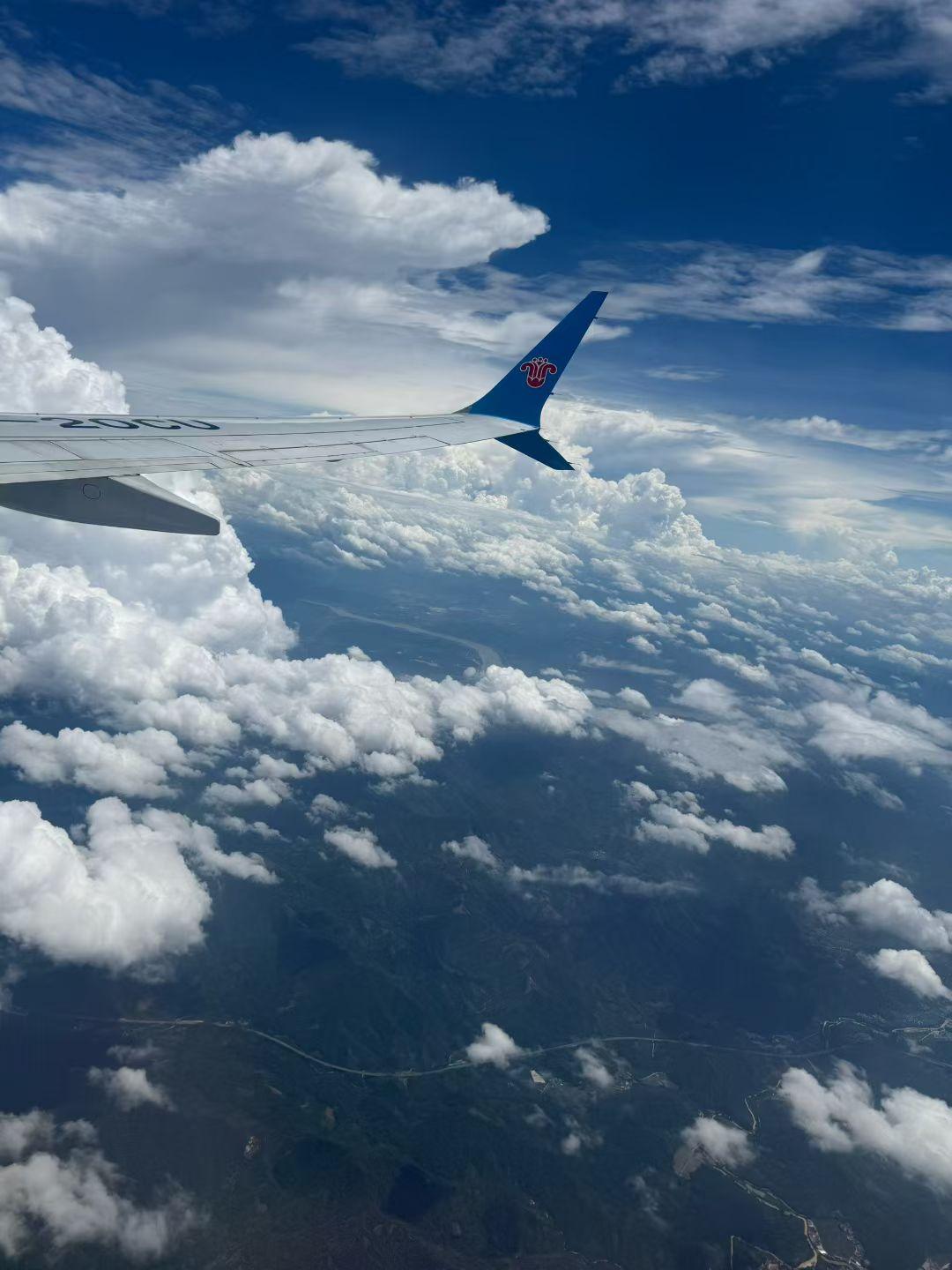 今年春天最想实现的心愿飞行在蓝天白云之间，放眼望去都是风景，心旷神怡的感觉说的就
