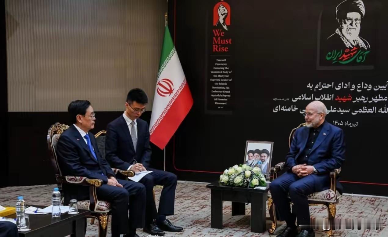 百国齐聚葬礼现场，伊朗当面交底三句话，句句直击美以软肋
 
哈梅内伊遗体告别仪式