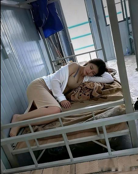 下班回到宿舍，把我吓一跳，她是来找哪个工友的吗？这工友也是心大啊，有这么漂亮的老