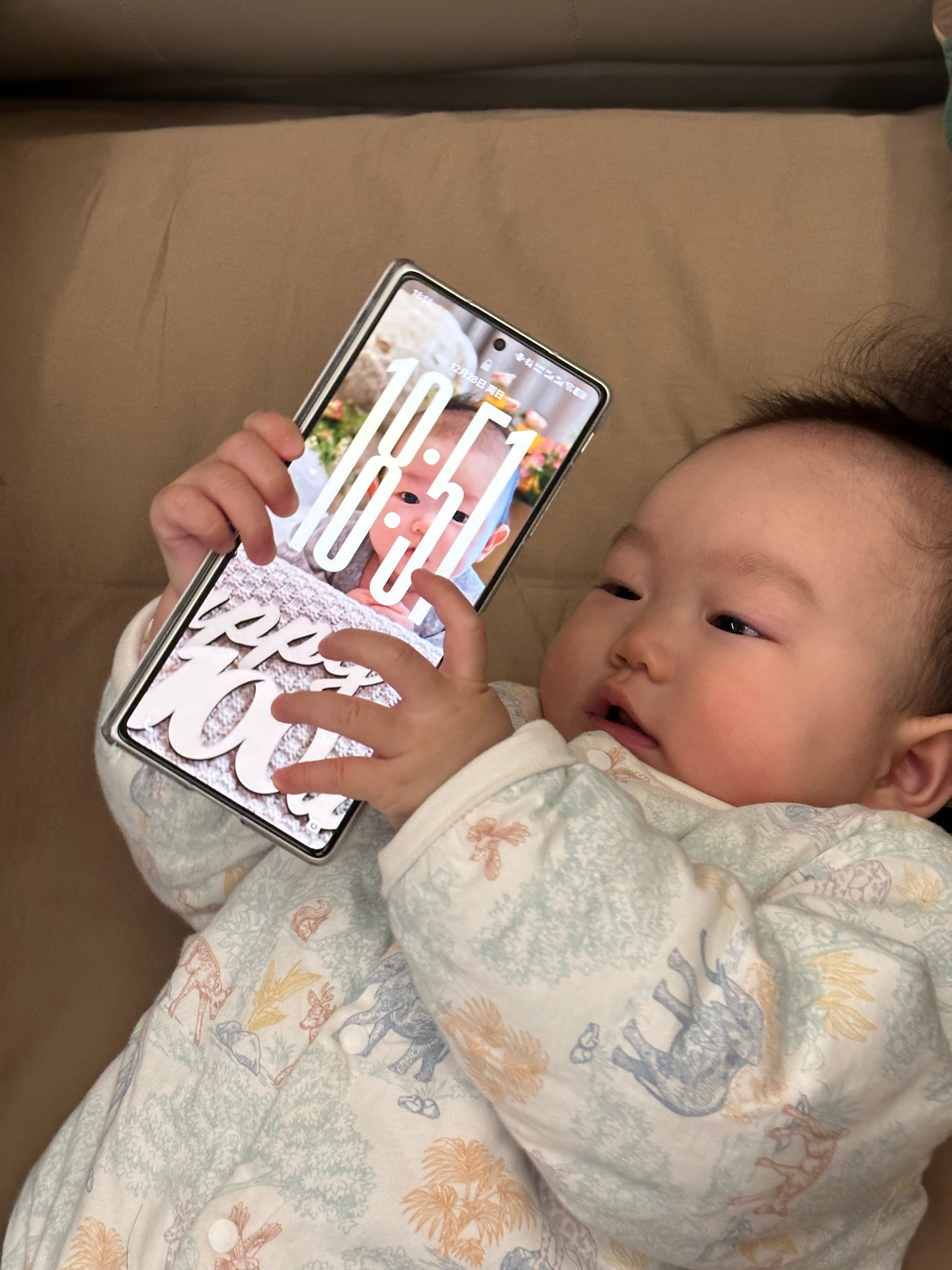 这应该是迄今为止最小的折叠屏用户了吧该说不说vivoX Fold5真的是轻薄的不