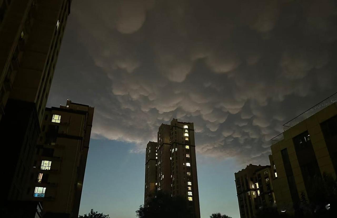 雨不雨的已经不重要了，

重要是这云叫啥云？

我一个医学朋友还煞有其事的样子给