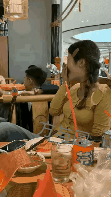 在热闹饭店里，女孩正悠然用餐……邻桌小男孩那不时投来的小飞眼，像调皮的小火箭直射