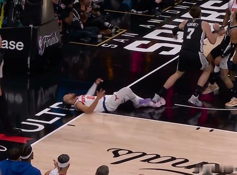 尼克斯伤病报告 布伦森 篮球赛场意外 NBA焦点战祸不单行！布伦森本场接连两次腿