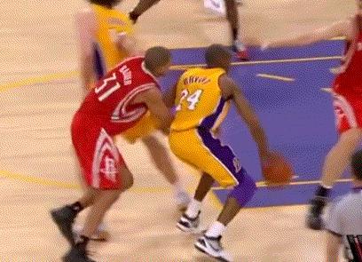 这是姚明离开NBA的致命一击，科比被包夹后不小心误伤了姚明