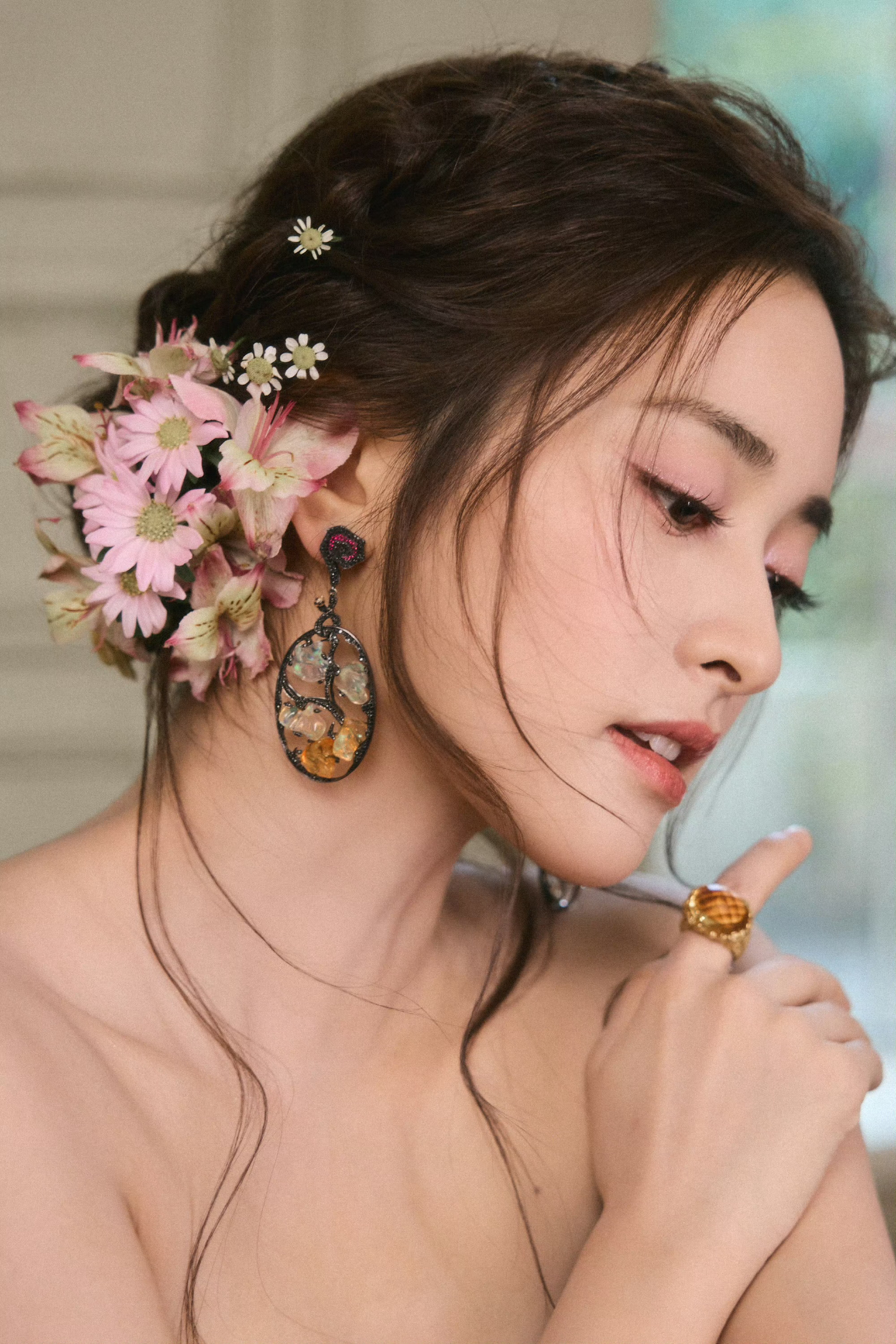 沈月[超话]沈月9月新增新戏定妆沈月原定晚会录制取消  沈月9月行程新增：广告拍