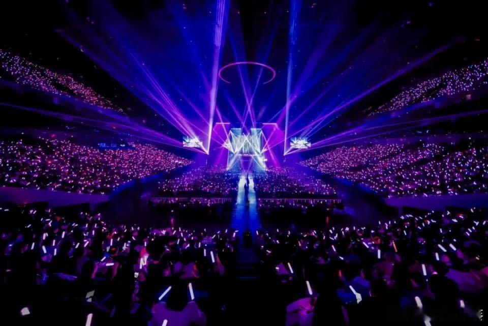 抽4个人去看演唱会！酒店+机票+演唱会门票全包！不要的可折现6000元！想干嘛干