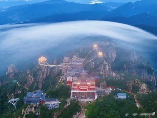 老君山惊现灵气护罩这就是古人书里的“洞天福地”吧！我还没去过老君山，有机会一定去