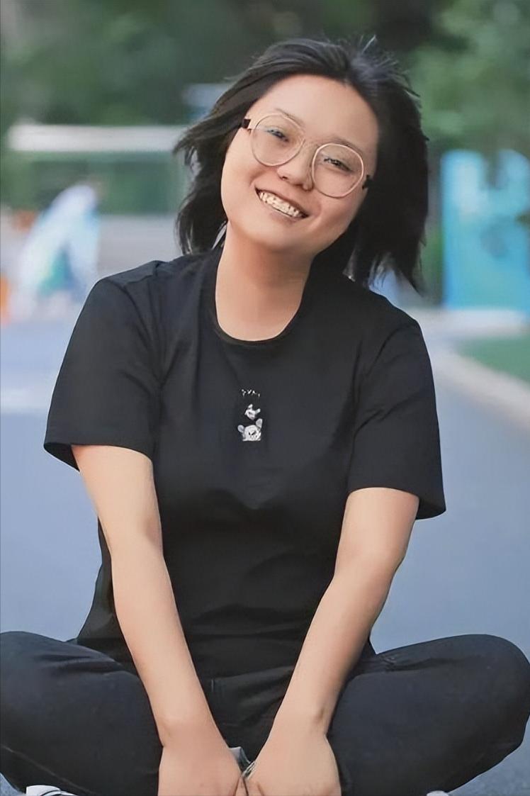 演员，李雪琴说，小时候，最怕数学，家庭聚会，每个小朋友都要表演，有的会唱歌，有的