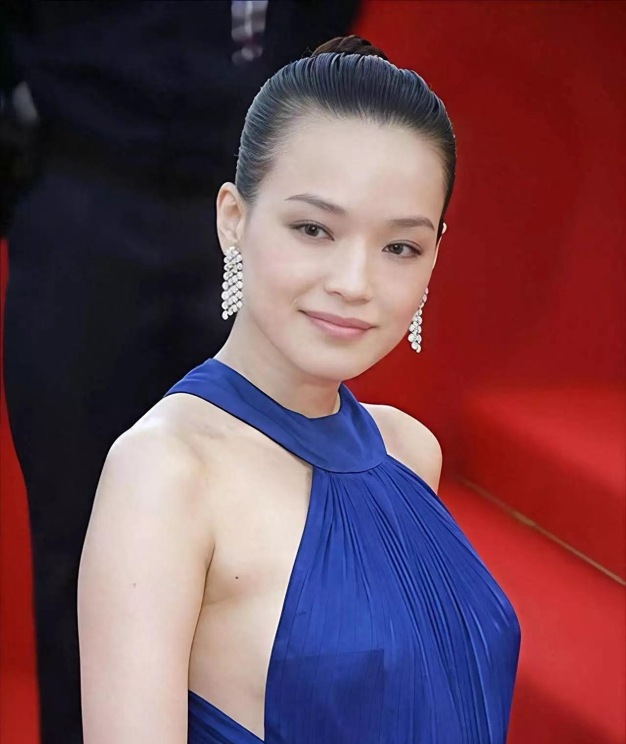 戛纳红毯的聚光灯下，舒淇用一袭宝蓝色“屠夫裙”撕开了千篇一律的精致。那抹浓得化不