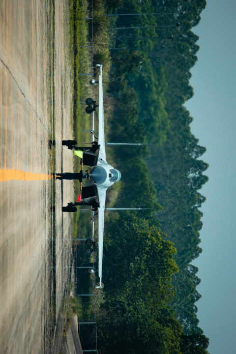 烈日当空，酷暑难耐战区海军部队在高温下紧贴实战开展训练快来和小编一起搬好小板凳观