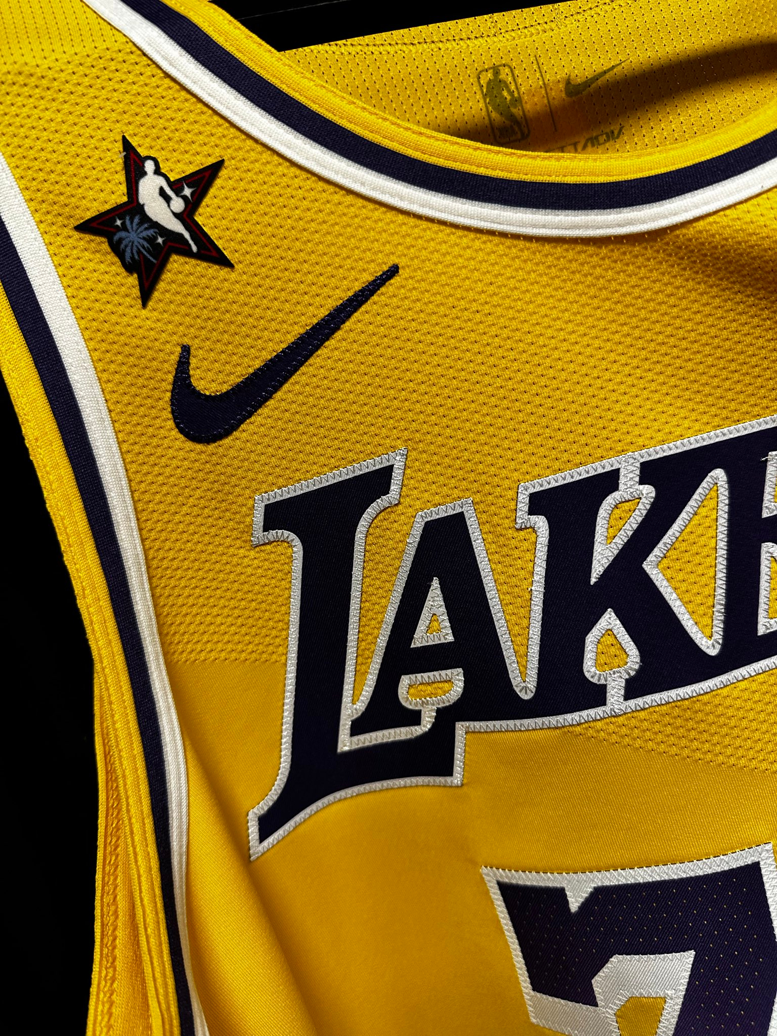 为本届全明星的票王和首发球员东契奇今天的比赛球衣带有全明星徽章⭐️ 东契奇湖人周