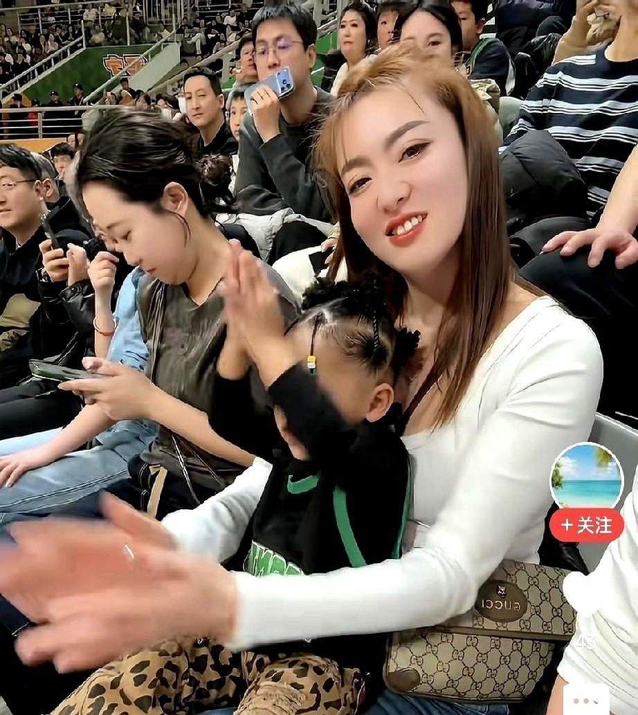 看台边，他女儿把熊猫玩偶举过头顶，妻子用手机对着孩子咧开嘴笑。
与此同时在场上，