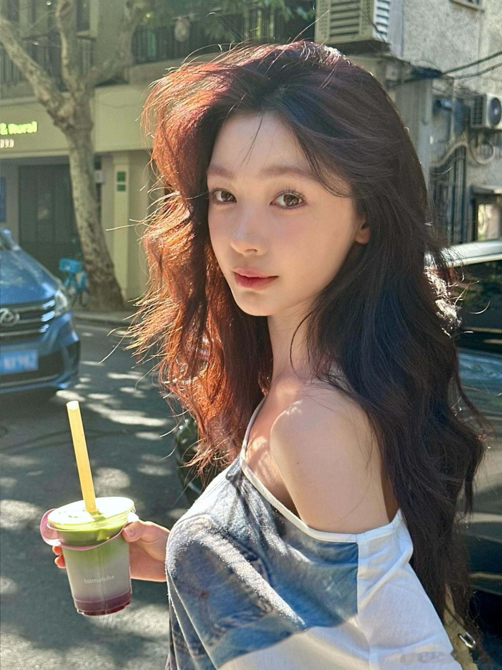 美女自身颜值够硬，男友更看人品吧