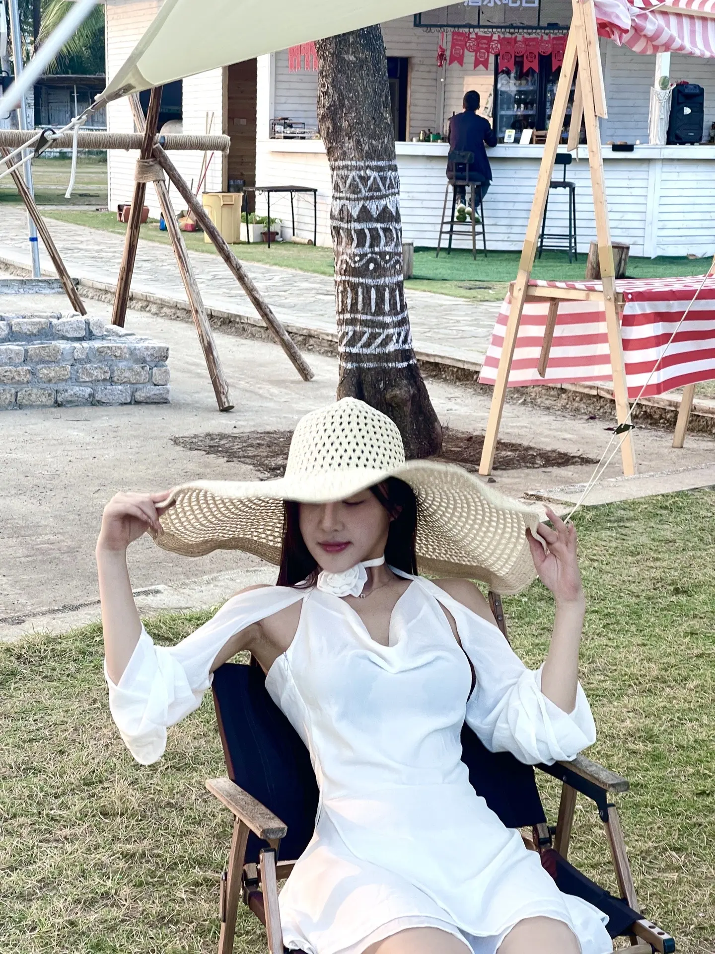 爱从来不是爱她精致的眉眼，而是看到她微红的眼眶时从心底泛起的心疼