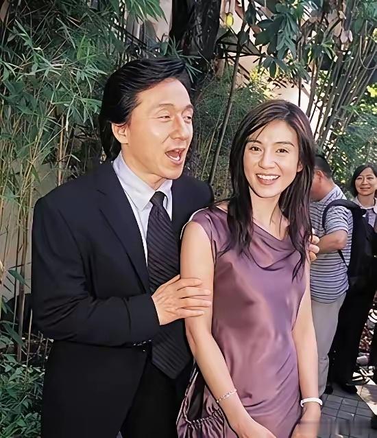 1997年，23岁的杨采妮把银行卡里攒的千万港币取出来，全部投进新加坡一个男人的