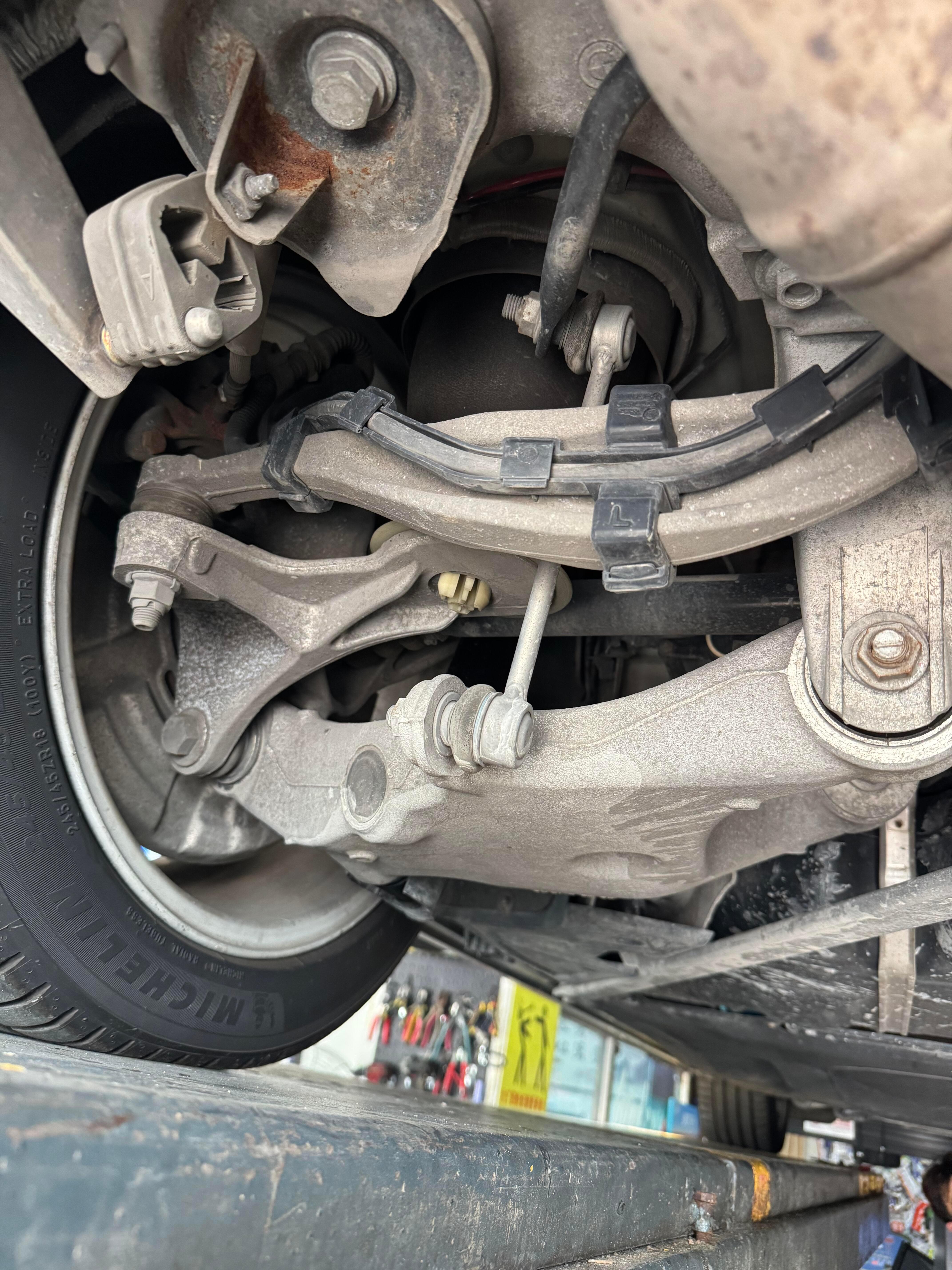 大v聊车 现在很少见用料这么足的bba了吧宝马f底盘真下本儿啊，一眼看去银花花的