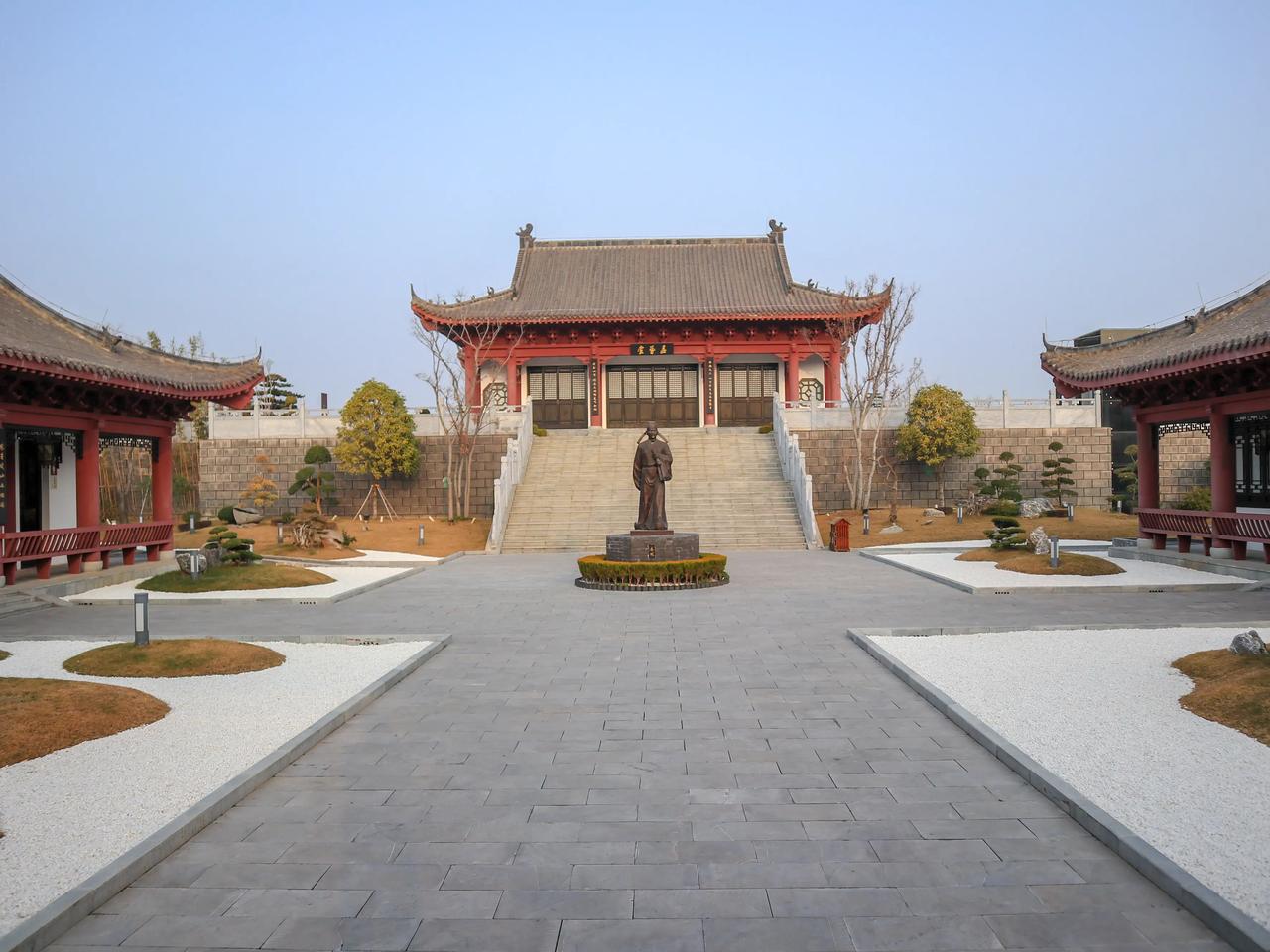 今天来到了河南省信阳市淮滨县，这里有一个以淮河文化为主题的公园，据说这里是当地的