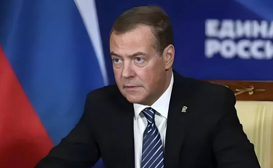 梅德韦杰夫这次是真的怒了，直言美国现在是俄罗斯的“敌人”。他还认为，美国总统已经