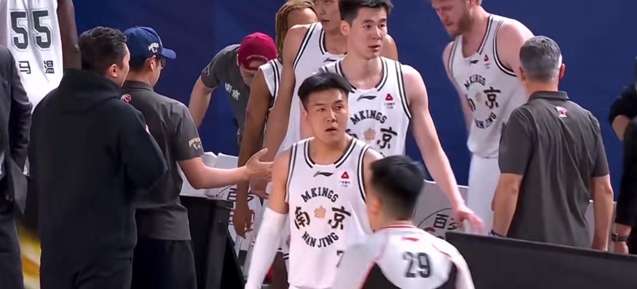 4月19日CBA常规赛，新疆伊力特对阵南京天之蓝，那比赛结果真是一边倒，新疆10