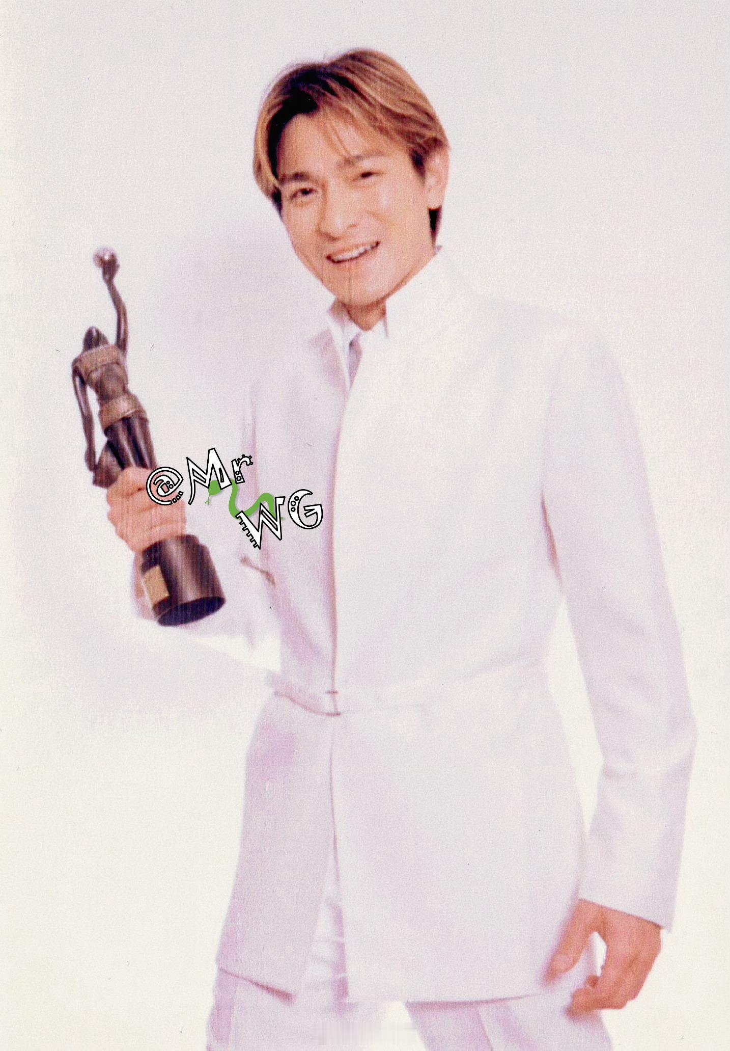 刘德华独家扫描 捧起心爱的“最佳男主角”奖杯🏆——刘德华刘德华 凭借【暗战】，