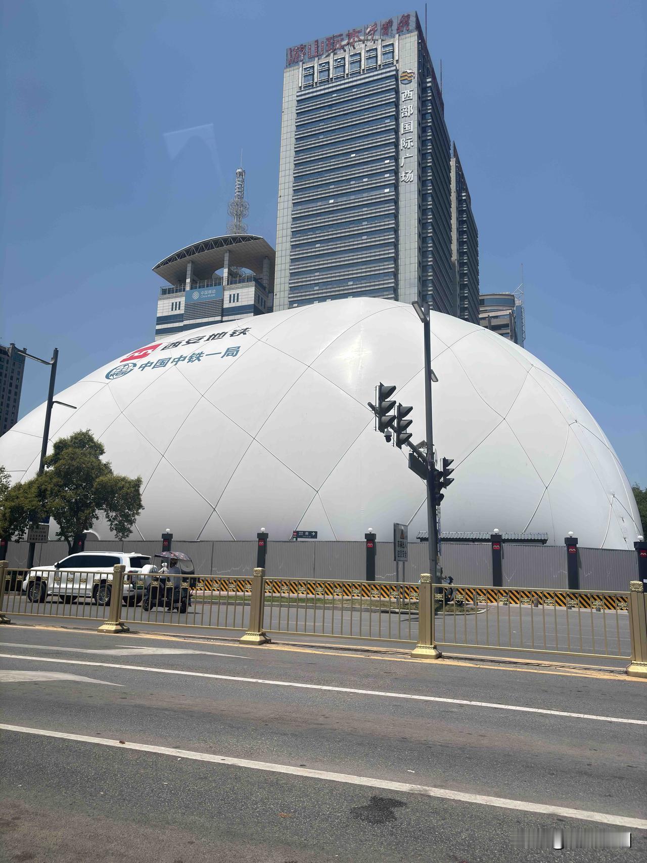 西安高新路边的巨型白气球，原来在长安区环山路边也看到过，这个应该是防尘用的吧，用