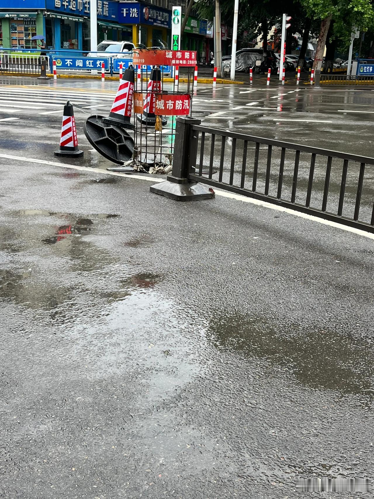  三天前我们看到大岭路与崤山路的“大喷泉”，那是因为雨下的太大了，导致市政雨水管