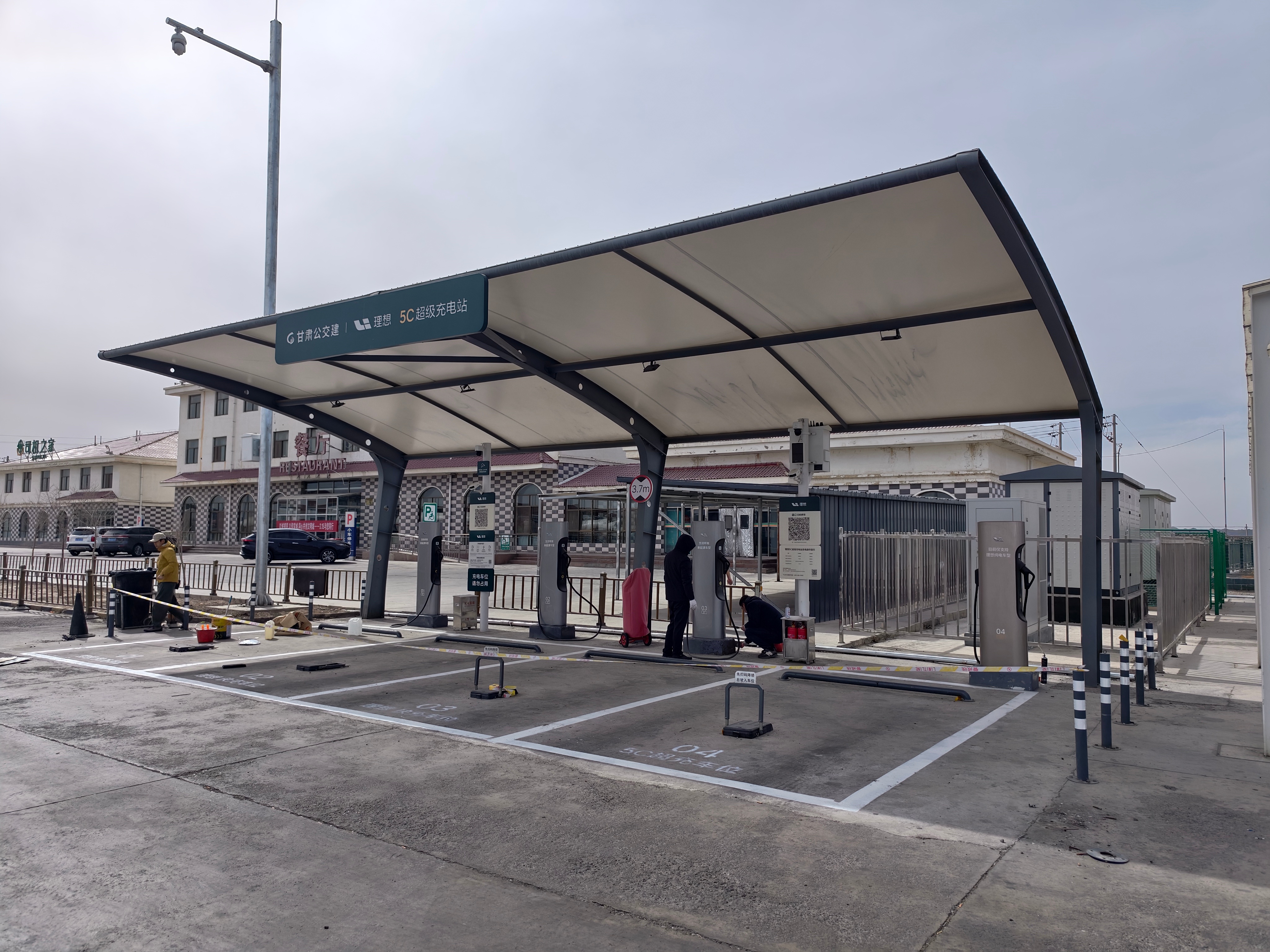 整整两天半，总算开出新疆开进了甘肃。除了半挂上这一车的牛，没有什么别的是来自新疆