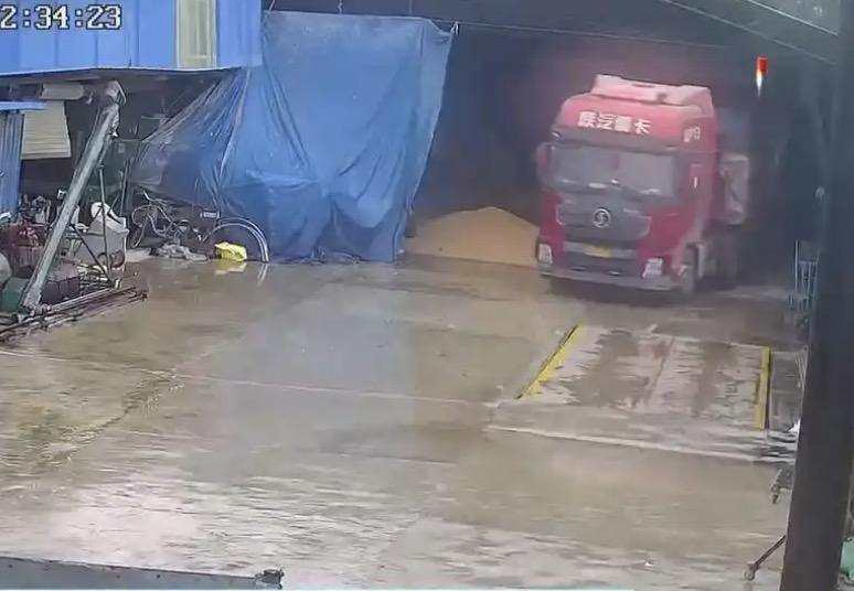 河南一农户100吨粮食卖了28万银行卡被冻结事件，又有了新的后续！在帽子叔叔调查