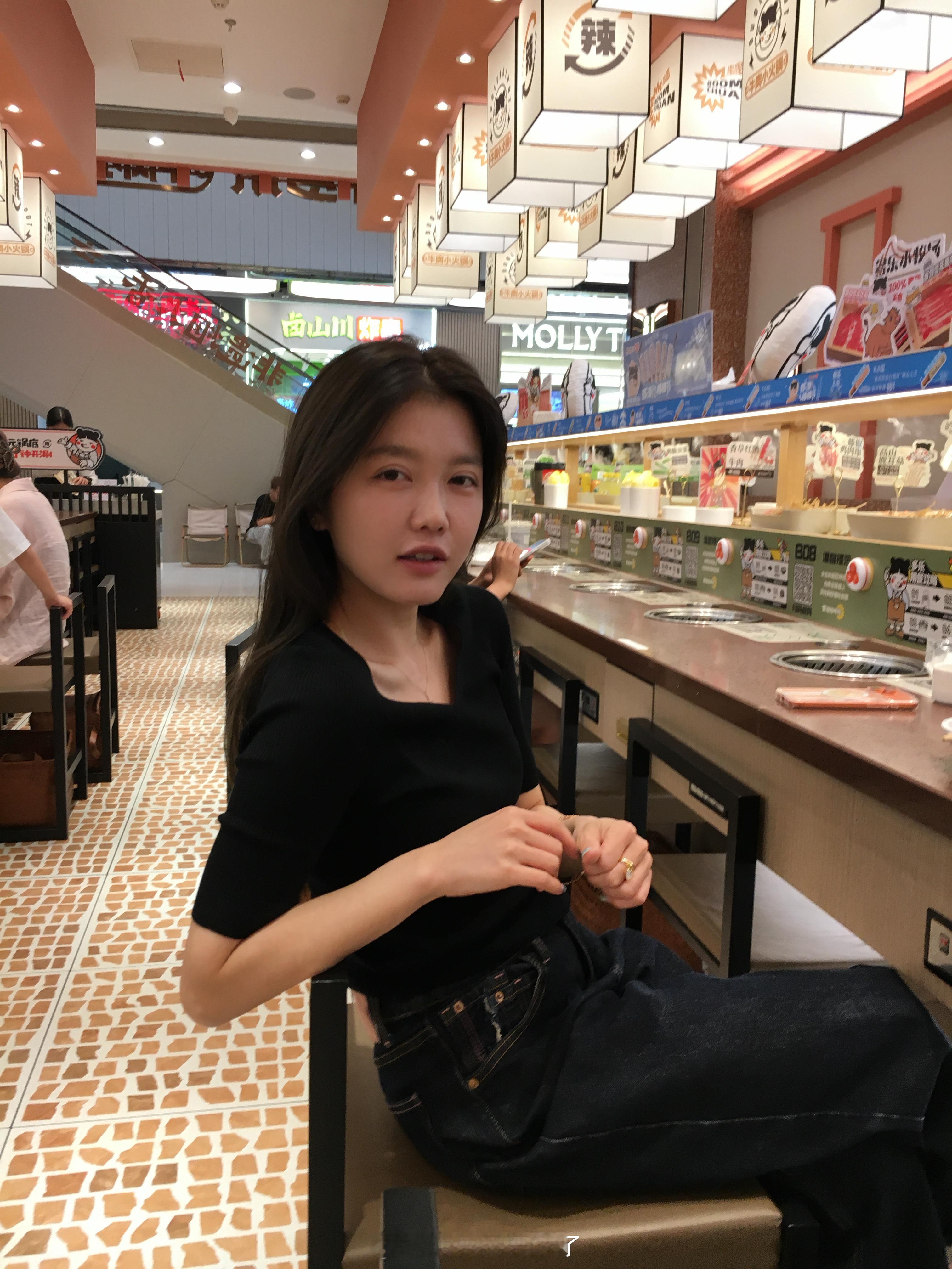 午饭吃了32块，拍了50张照片👏 