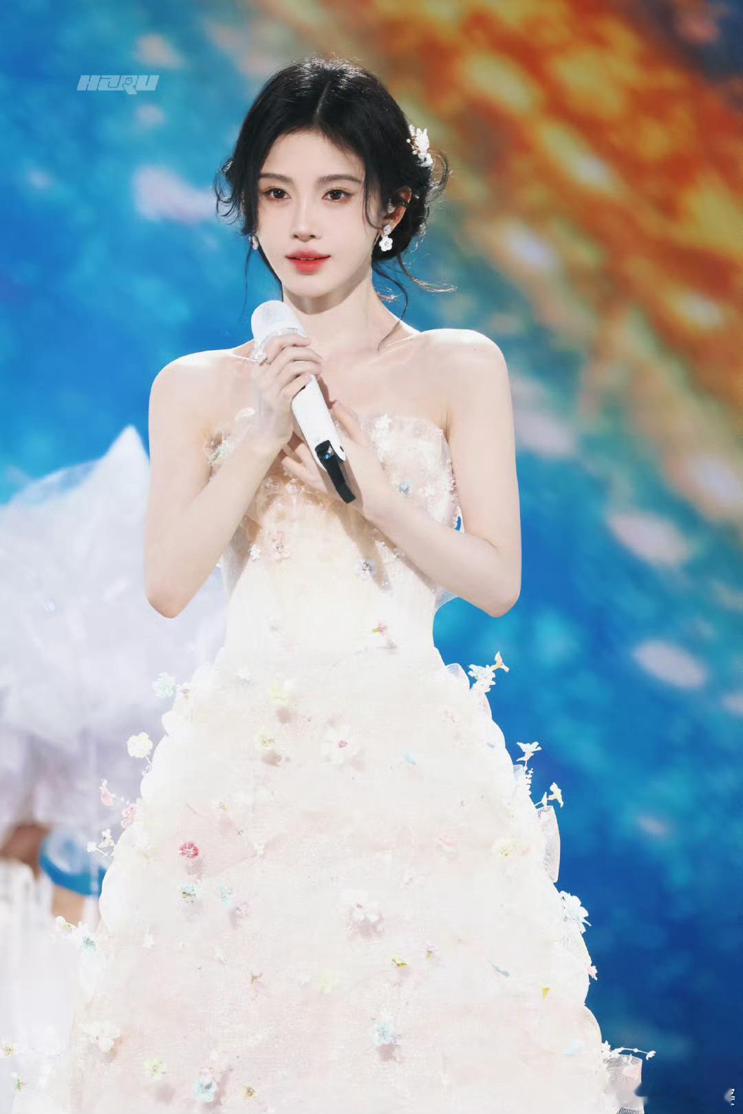 鞠婧祎流光薄纱花仙裙 ✨鞠婧祎江苏卫视春晚造型曝光!流光薄纱花仙裙梦幻至极，一出