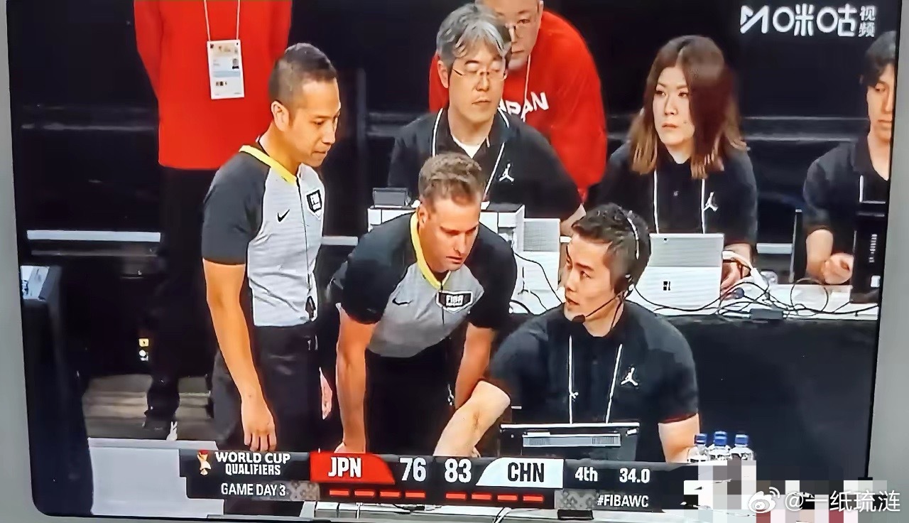 裁判每次看视频回放，都是在寻找中国队的毛病，以便加重对中国队的吹罚。包括第三节一