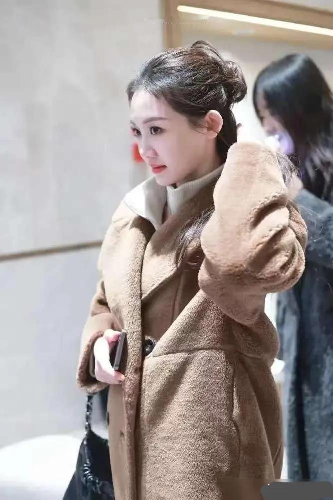 郑恺老婆苗苗参加浪姐图来了，一袭咖色羊毛大衣优雅端庄大气。