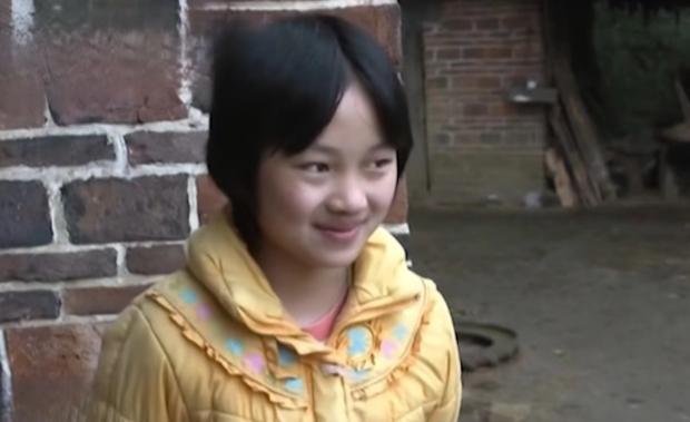 2017年，湖南有个12岁的小女孩，一直跟着奶奶长大。

这个叫石凤鸣的孩子，生