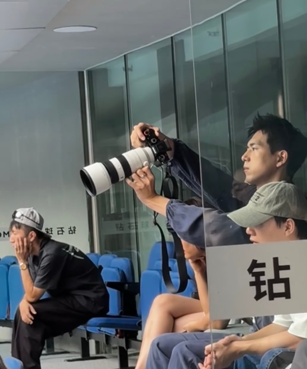李现[超话]李现在我旁边看比赛  居然有人在赛场包厢偶遇李现了，就在自己旁边看比