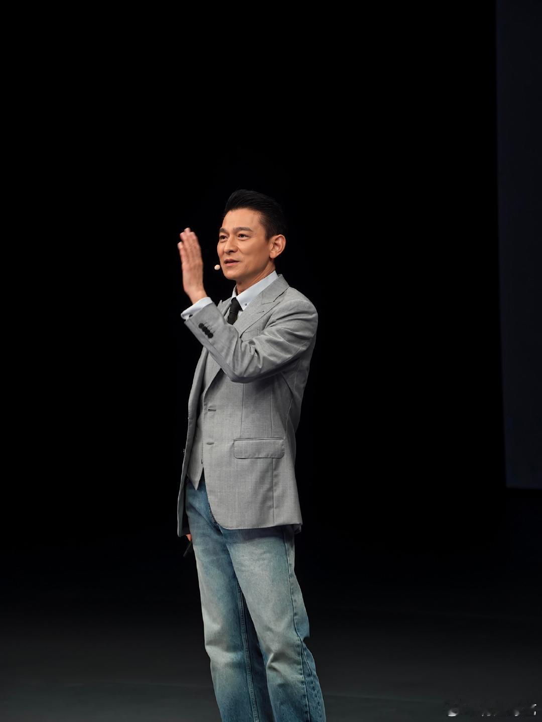刘德华再次进入了最佳赏味期刘德华好正的台风 华仔不仅业务能力满分，连这台风都挑不
