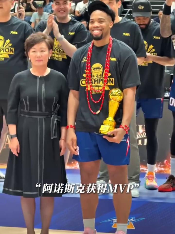 香港金牛达成NBL三连冠的壮举。
香港金牛夺冠！时刻"。香港金牛全体成员围成一圈