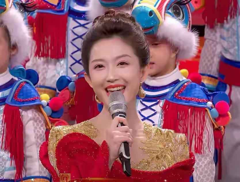 春晚女主持私下这小动作，把我都看傻了，央视新规真能把人逼疯！
她不是那种锥子脸大