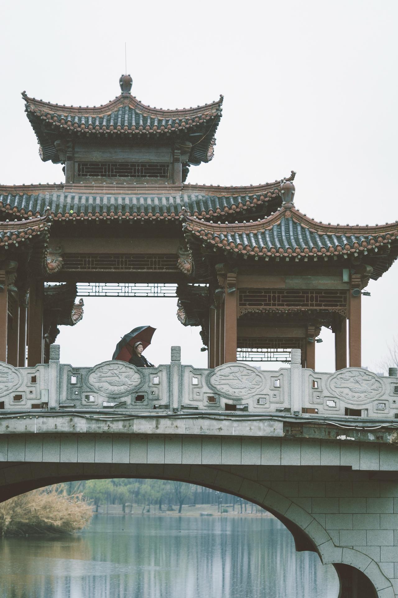 多了几分诗意,陪着爱人慢慢走、慢慢拍，雨天的滤镜自带温柔，连风都是甜的临汾宝藏公