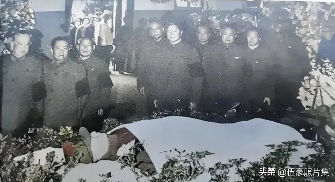 1978年5月17日，南京军区礼堂，王近山将军遗体告别仪式现场，将军遗容安详，战
